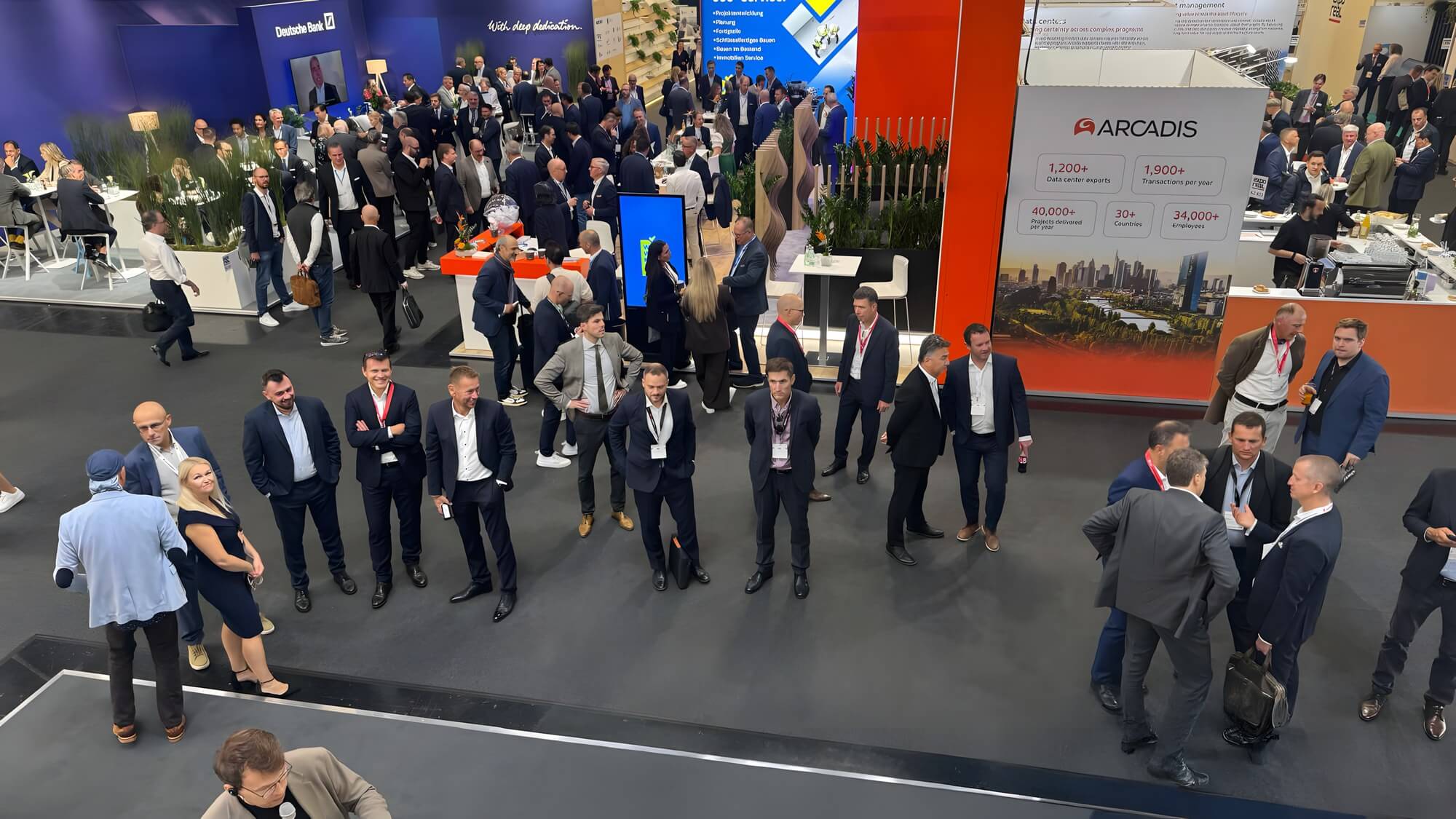 Setkání návštěvníků a vystavovatelů na veletrhu EXPO REAL v Mnichově